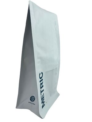 Weiße Kraftpapier-Kaffeebeutel mit flachem Boden und Mattlack
