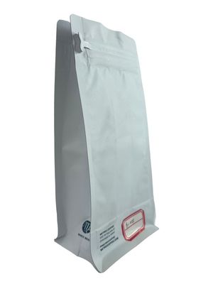 Weiße Kraftpapier-Kaffeebeutel mit flachem Boden und Mattlack